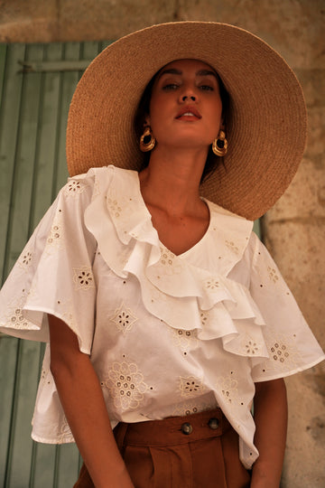 Blusa Nathaly color crudo bordada.