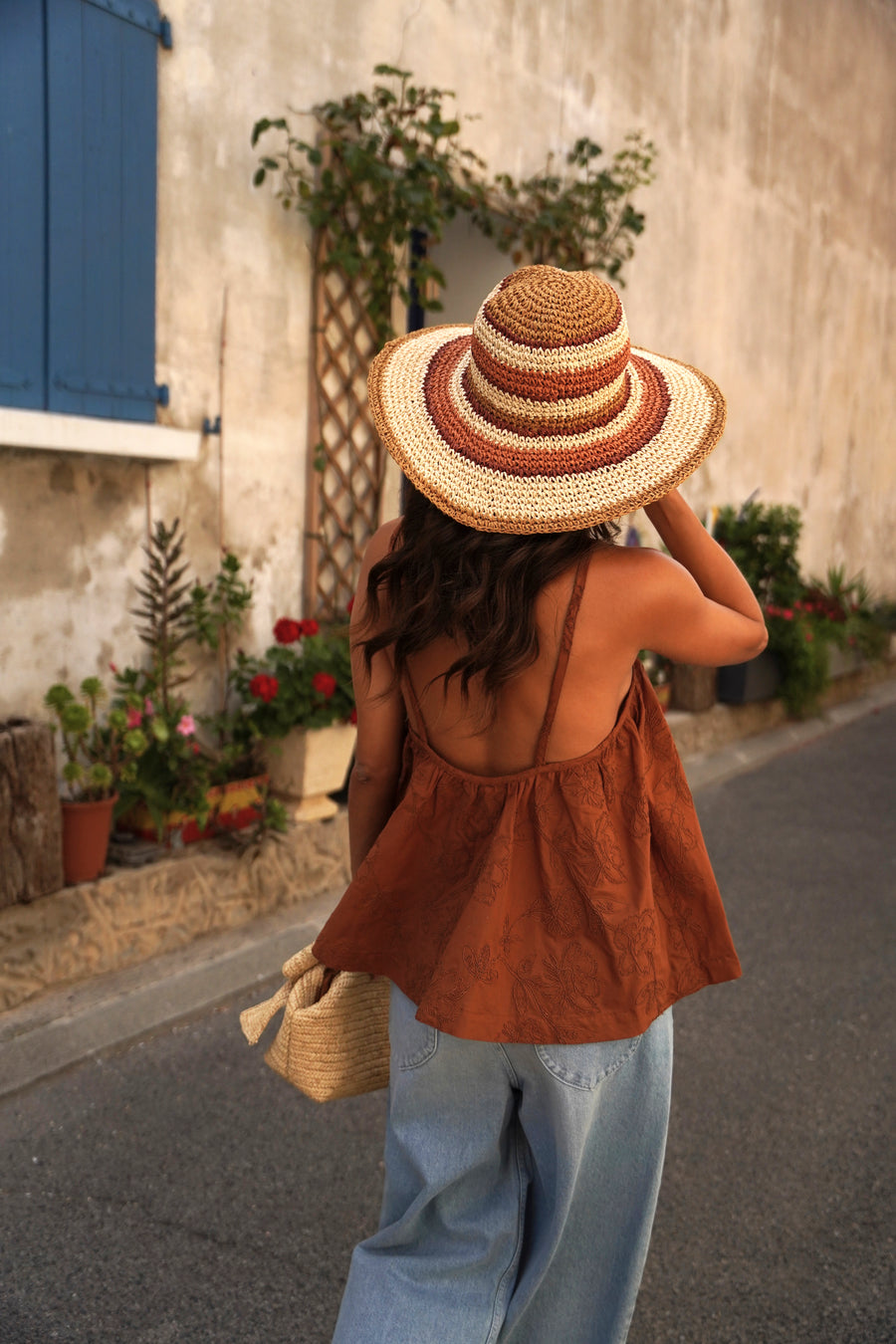 Top Soraya color camel con pespunte.