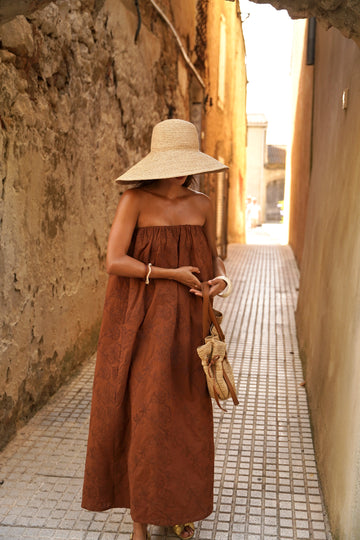Vestido Thomasina color camel con pasamanería.