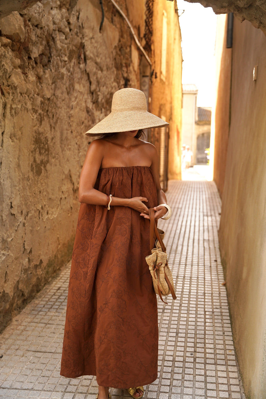 Vestido Thomasina color camel con pasamanería.